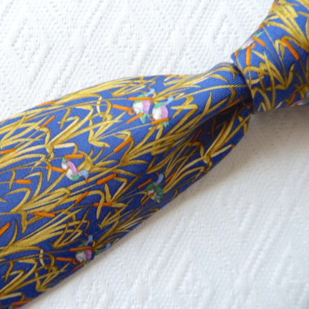 SALVATORE FERRAGAMO Italy blue gold ducks 100% silk tie